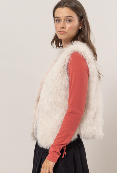 CREAM FUR VEST